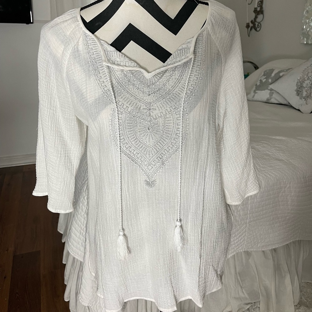 Boho style relaxed 100% cotton top, with silver thread detail.
